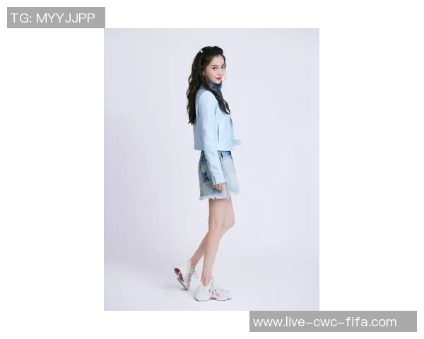 足球宝贝杨颖展现青春活力与运动魅力引领时尚潮流新风尚